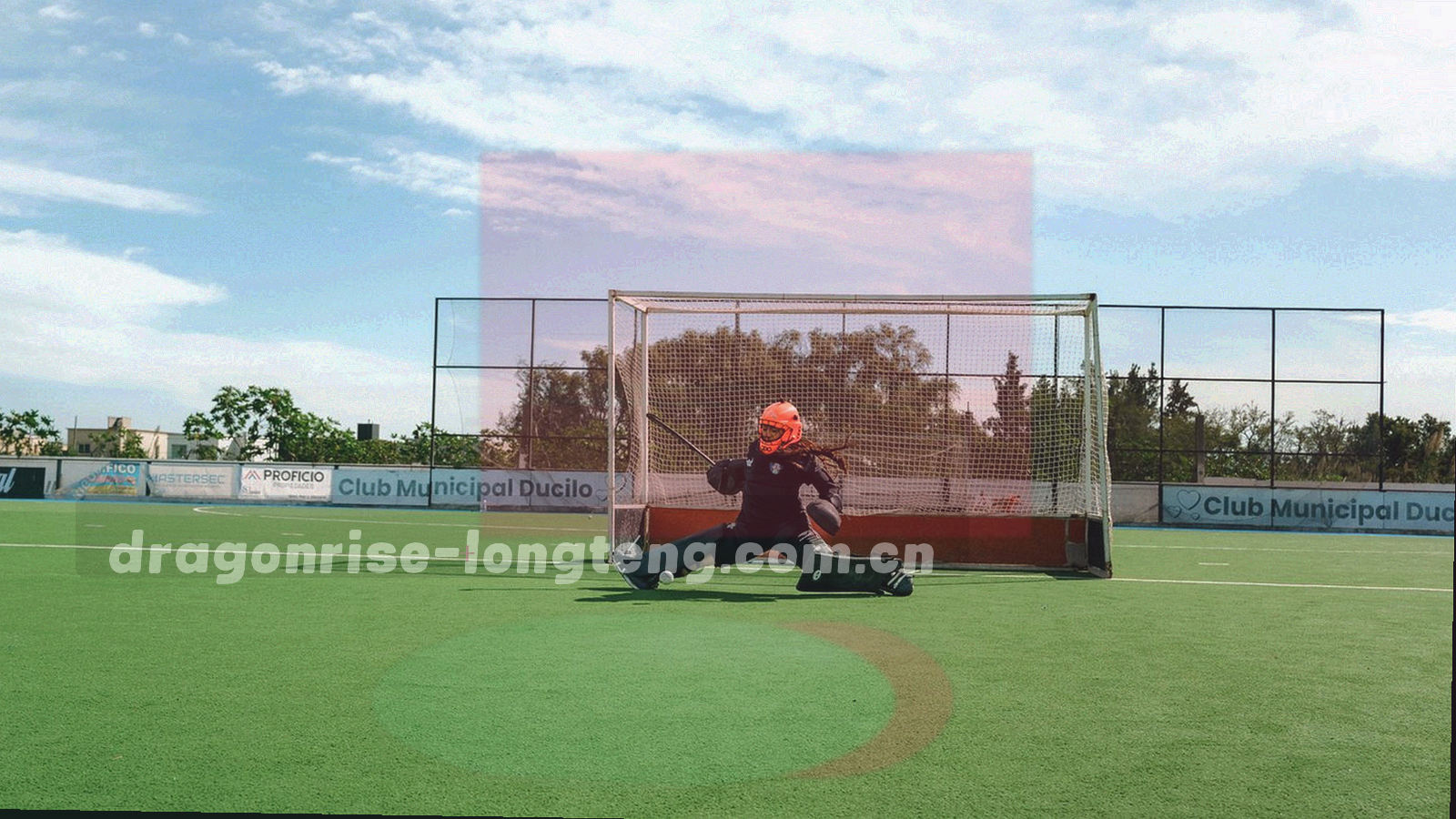 夜色中的会馆建筑剪影与层叠云气，鎏金光线沿屋檐向前流动